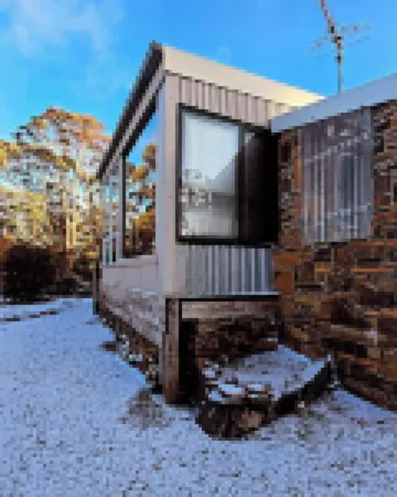 Cosy water view cabin in amongst the pristene wilderness of Central Highlands Hotels in Cradle Mountain
