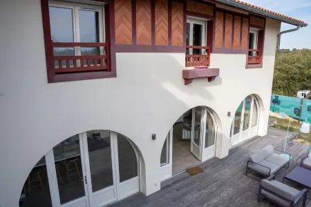 Upscale villa on the dune, a stone's throw from the beach