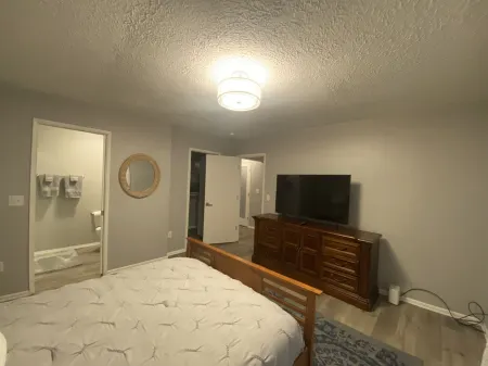 Beautiful convenient 3-bedroom home Отели рядом с достопримечательностью «ZoomCare»