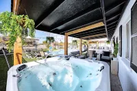 Pontoon Boat/Games/King Bed/Hot Tub/Family Fun!