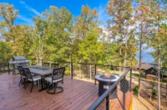 Modern Lakeview Escape