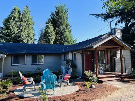 💥simple 4bed 1 and half bath home💥Close to UO & Autzen 💥Kid and dog friendly! Отели рядом с достопримечательностью «Оуэн Роуз Гарден»