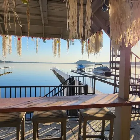 New-First Floor Lakefront, 160 ft Dock, 2 Minutes to Browns Beach & Restaurants!