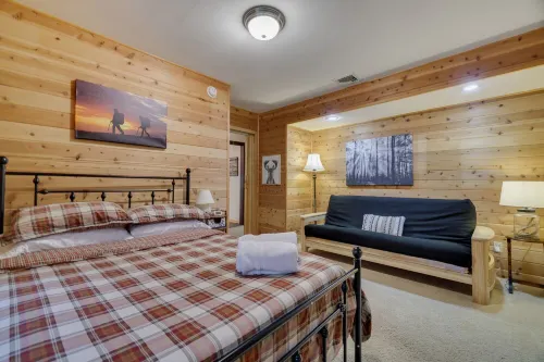 Ranch on Greenwood: Hot tub , fire pits, kayaks, Rafts, Bikes