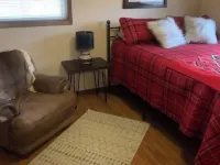 Cozy Cabin with river frontage yards from river launch for kayaking or fishing. Hotels in Шарп