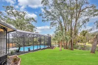Beautiful Lake getaway with pool, upgraded, pet friendly with lots of extras!!
