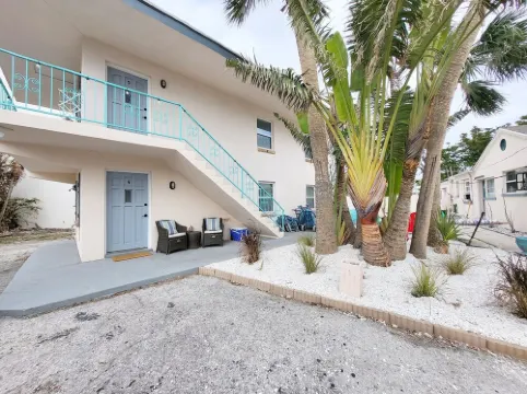 Cozy Coastal Getaway - 2 min Walk to Beach & Village, Shops & Restaurants