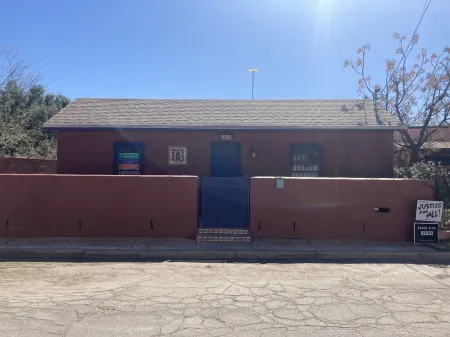 Guest room with private outside entrance and bath in Historic Barrio Viejo Отели рядом с достопримечательностью «Университет Аризона»