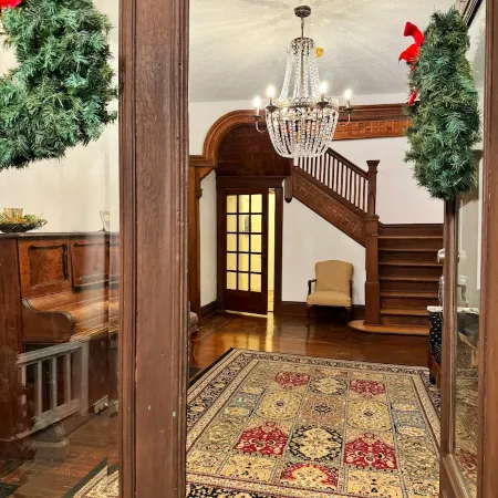 Downtown Spacious Apt with king bedroom, Formal Dining, and balcony!