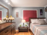 Amenity-Rich Fun Cabin~HotTub*GameRm*20-min to Ski Hotels in Cairo