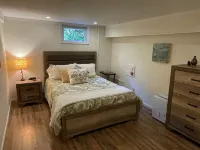 Private Apartment on Beautiful Grounds, Walking Distance to Landrum SC 랜드럼 호텔