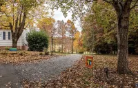 Blue Door Guesthouse – Gorgeous & Spacious 2Br/2BA Pool-Level Retreat