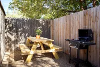 5 StarHost. 2BR-1BA! Pets welcome! Hike the Canyon! Downtown! No cleaning fees. 올 네이션 크리스티안 처치 대학 주변 호텔