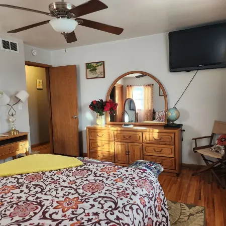 Charming Family 1-level and pet-friendly Home