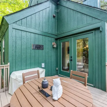 Hidden Gem Cabin: Dog friendly, cozy cabin nestled in the heart of Helen, GA