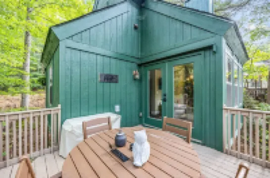 Hidden Gem Cabin: Dog friendly, cozy cabin nestled in the heart of Helen, GA