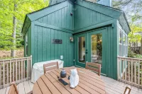 Hidden Gem Cabin: Dog friendly, cozy cabin nestled in the heart of Helen, GA