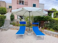 Beautiful apartment near the sea with garden and terrace with views.