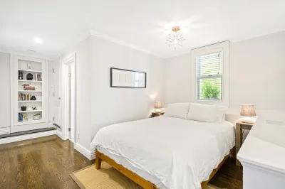 Minimalistic Garden Level 1B/1B  Victorian Cottage in Alameda Hotels near The Red Door Art Alley & Gallery