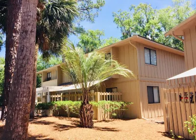 Updated 2Br/2BA, Short Walk to Beach & Heated/Chilled Pool