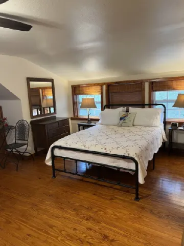 Treehouse: Romantic Hideaway on Private Lake