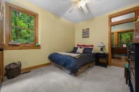 Captain's Chalet: 3,400 sq ft w/ Beach & Pool Pass, Game Rm, Hot Tub, & Firepit