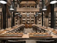 Camp McGu: Lakefront, 3 Fireplaces + Firepit, Pizza Oven, Gorgeous Setting