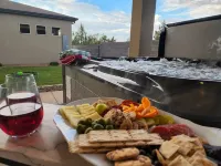 *Sept Only, 3Bed/3.5 Bath* Adventure House+Hot Tub+Yard+Garage+Sleeps 8
