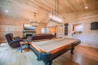 Charming Mountain Cabin. 10 min to Highlands/Cashiers. Great WiFi & EV Charger!