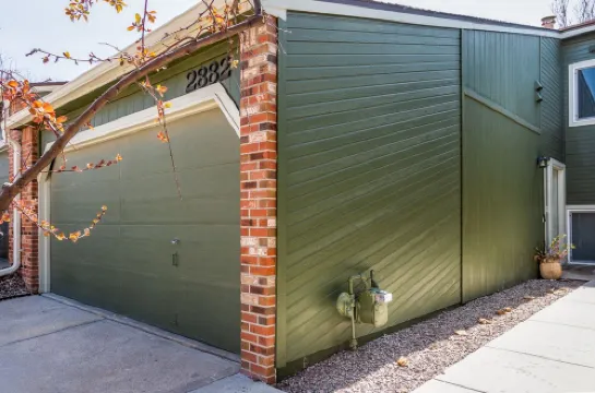 Gorgeous 2 Br Retreat with 2 Car Garage. Walk to Shops, Trails, & Brewery Wow!!!