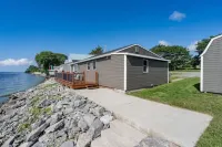 Black Bay Chalet- Lake Front Home with Magnificent Views 이스트 엔드 워터프런트 파크 & 보트 론치 주변 호텔