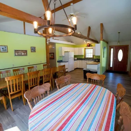 Family & Friends Retreat w/HotTub, Amazing Views, 5 big bedrooms & 14 acres