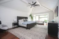 Unveiled Connection -Midtown Gem Hotel a 