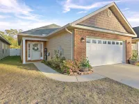 Stunning Cottage home with King bed! Pet-friendly! Hotels in Enterprise