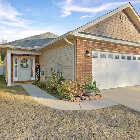 Stunning Cottage home with King bed! Pet-friendly!