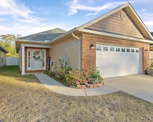 Stunning Cottage home with King bed! Pet-friendly! Hotels in Enterprise
