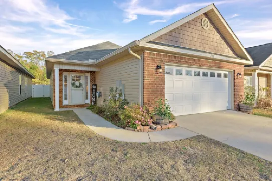 Stunning Cottage home with King bed! Pet-friendly!