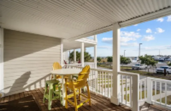 Waterfront Retreat walkable to the best shops, restaurants, & charm of Southport