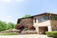 Stunning Midcentury Modern Home-Sleeps 14! 24 Private Acres: Rest-Relax-Explore