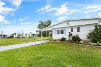 Nautical Haven 175 FT PRIVATE WATERFRONT/BOAT LIFT, 4 KAYAKS/5 MIN 4 GROCERIES Hotels near Skeleton Key Marina
