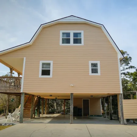 Family beach cottage poised between the ocean, hiking, biking, eateries & shops