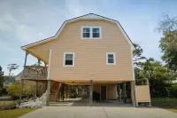 Family beach cottage poised between the ocean, hiking, biking, eateries & shops
