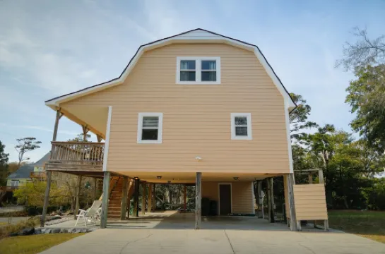 Family beach cottage poised between the ocean, hiking, biking, eateries & shops
