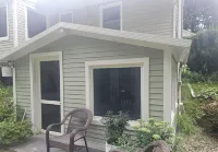 Cozy spacious 1-bedroom apartment sleeps 3, with AC, walk to town. Near skiing.
