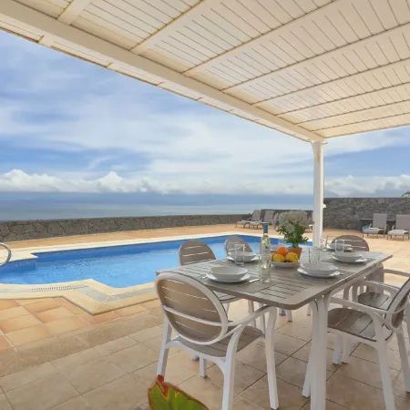 CASA ELENA EXCELLENT VIEWS NEXT TO THE SEA