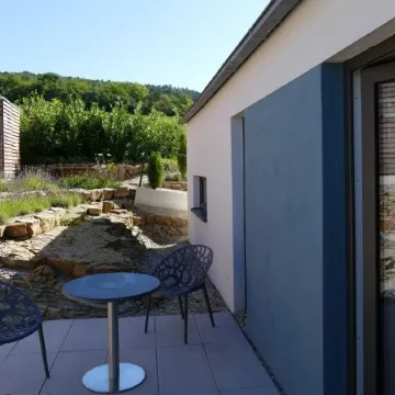 Modern detached vacation home for two on the edge of the village in the Bavarian Rhön.