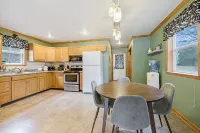 Red Star Cottage on Mawby Lake: Sandy Beach- Kayaks/Paddle Boat/Row Boat