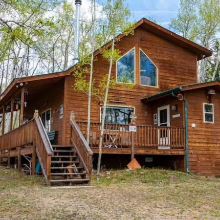 Beautiful, Cozy and Quiet Home Nestled in an Aspen Grove