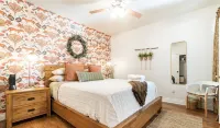 Entire Casita and Cal king bed, sofa bed and kitchen just minutes from Temecula.