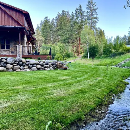 Riverfront Luxury Cabin With Pond And Hot Tub